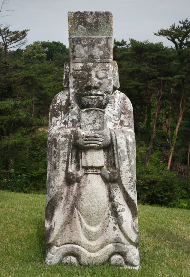 제17대 효종 영릉의 동측 문석인